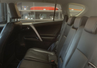 Подержанный автомобиль Toyota RAV4 2016 года (10 фото)