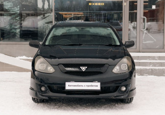 Подержанный автомобиль Toyota Caldina 2003 года (2 фото)