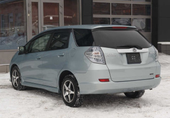 Подержанный автомобиль Honda Fit Shuttle 2012 года (7 фото)