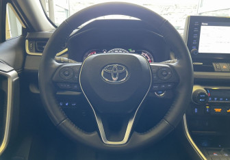 Подержанный автомобиль Toyota RAV4 2021 года (11 фото)