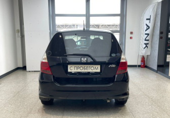 Подержанный автомобиль Honda Fit 2006 года (6 фото)