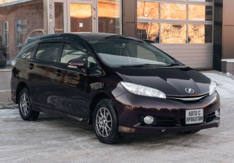 Подержанный автомобиль Toyota Wish Minivan 2013 года (3 фото)