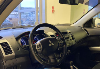 Подержанный автомобиль Mitsubishi Outlander 2007 года (7 фото)
