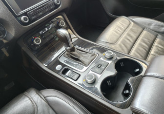 Подержанный автомобиль Volkswagen Touareg 2015 года (11 фото)