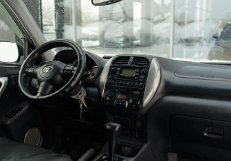 Подержанный автомобиль Toyota RAV4 2004 года (10 фото)