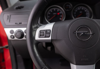 Подержанный автомобиль Opel Astra Hatchback 2010 года (12 фото)