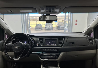 Подержанный автомобиль Kia Carnival 2018 года (10 фото)