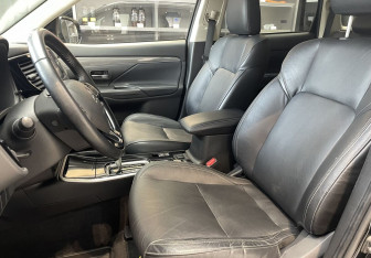 Подержанный автомобиль Mitsubishi Outlander 2021 года (10 фото)