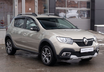 Подержанный автомобиль Renault Sandero 2022 года (3 фото)