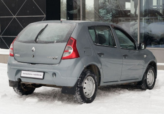 Подержанный автомобиль Renault Sandero 2011 года (5 фото)