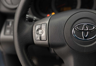 Подержанный автомобиль Toyota RAV4 2008 года (12 фото)