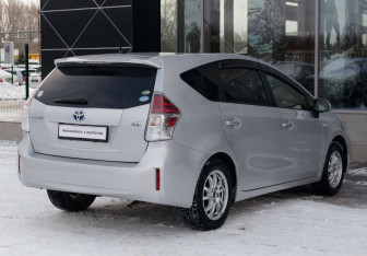 Подержанный автомобиль Toyota Prius Alpha 2015 года (5 фото)