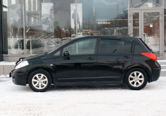 Подержанный автомобиль Nissan Tiida Hatchback 2008 года (8 фото)