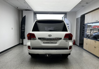 Подержанный автомобиль Toyota Land Cruiser Suv 2012 года (5 фото)