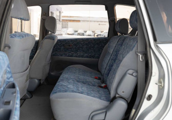 Подержанный автомобиль Toyota Ipsum 1997 года (16 фото)