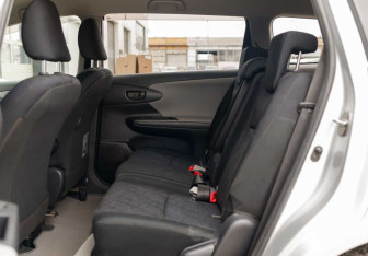Подержанный автомобиль Toyota Wish Minivan 2011 года (17 фото)