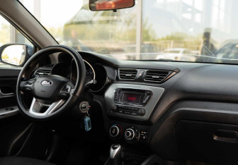 Подержанный автомобиль Kia Rio Hatchback 2015 года (10 фото)
