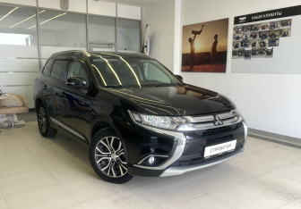 Подержанный автомобиль Mitsubishi Outlander 2017 года (3 фото)