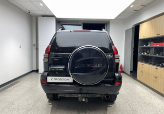 Подержанный автомобиль Toyota Land Cruiser Prado 2003 года (6 фото)