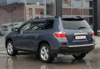 Подержанный автомобиль Toyota Highlander 2011 года (7 фото)