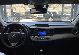 Подержанный автомобиль Toyota RAV4 2016 года (10 фото)