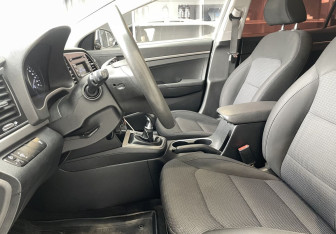 Подержанный автомобиль Hyundai Elantra Sedan 2018 года (8 фото)