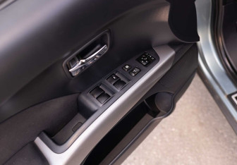 Подержанный автомобиль Mitsubishi Outlander 2007 года (15 фото)