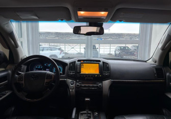 Подержанный автомобиль Toyota Land Cruiser Suv 2011 года (12 фото)