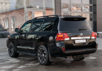 Подержанный автомобиль Toyota Land Cruiser Suv 2012 года (7 фото)