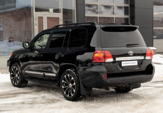 Подержанный автомобиль Toyota Land Cruiser Suv 2012 года (7 фото)