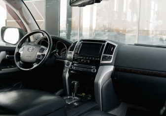 Подержанный автомобиль Toyota Land Cruiser Suv 2013 года (10 фото)