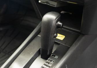 Подержанный автомобиль Nissan Wingroad 2005 года (14 фото)