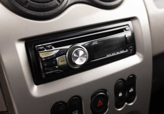 Подержанный автомобиль Renault Sandero 2011 года (13 фото)