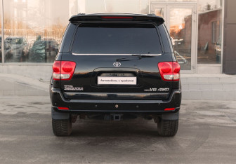 Подержанный автомобиль Toyota Sequoia 2004 года (6 фото)