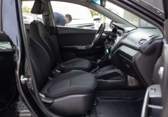 Подержанный автомобиль Kia Rio Sedan 2016 года (19 фото)