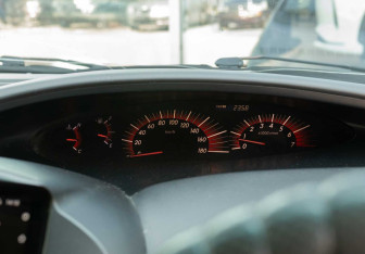 Подержанный автомобиль Toyota Estima 2005 года (12 фото)