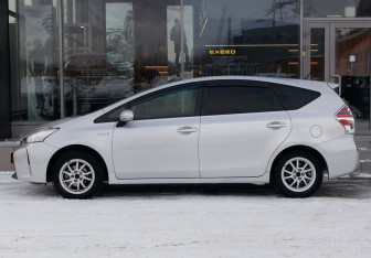Подержанный автомобиль Toyota Prius Alpha 2015 года (8 фото)