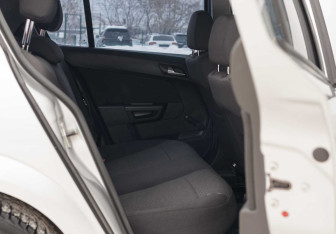 Подержанный автомобиль Opel Astra Hatchback 2006 года (18 фото)