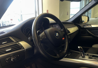 Подержанный автомобиль BMW X5 2013 года (7 фото)
