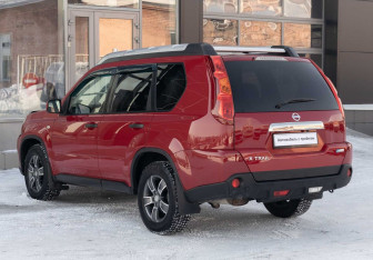 Подержанный автомобиль Nissan X-Trail 2010 года (7 фото)
