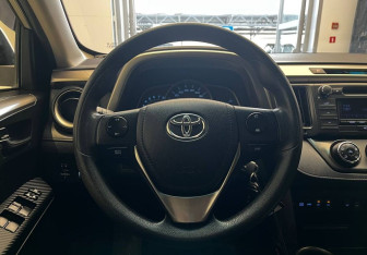 Подержанный автомобиль Toyota RAV4 2013 года (10 фото)