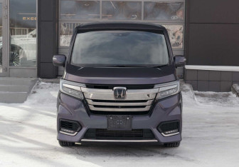 Подержанный автомобиль Honda Stepwgn 2017 года (2 фото)