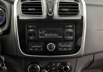 Подержанный автомобиль Renault Sandero 2017 года (13 фото)