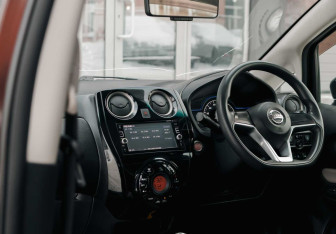 Подержанный автомобиль Nissan Note 2017 года (10 фото)