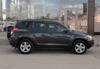 Подержанный автомобиль Toyota RAV4 2007 года (4 фото)