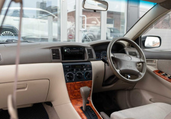 Подержанный автомобиль Toyota Corolla Sedan 2001 года (10 фото)