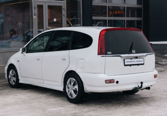 Подержанный автомобиль Honda Stream 2001 года (7 фото)