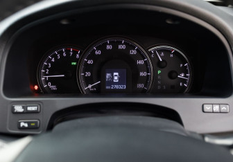 Подержанный автомобиль Toyota Crown Sedan 2010 года (13 фото)