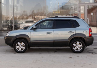 Подержанный автомобиль Hyundai Tucson 2007 года (8 фото)