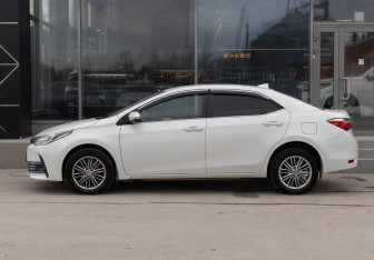 Подержанный автомобиль Toyota Corolla Sedan 2018 года (8 фото)